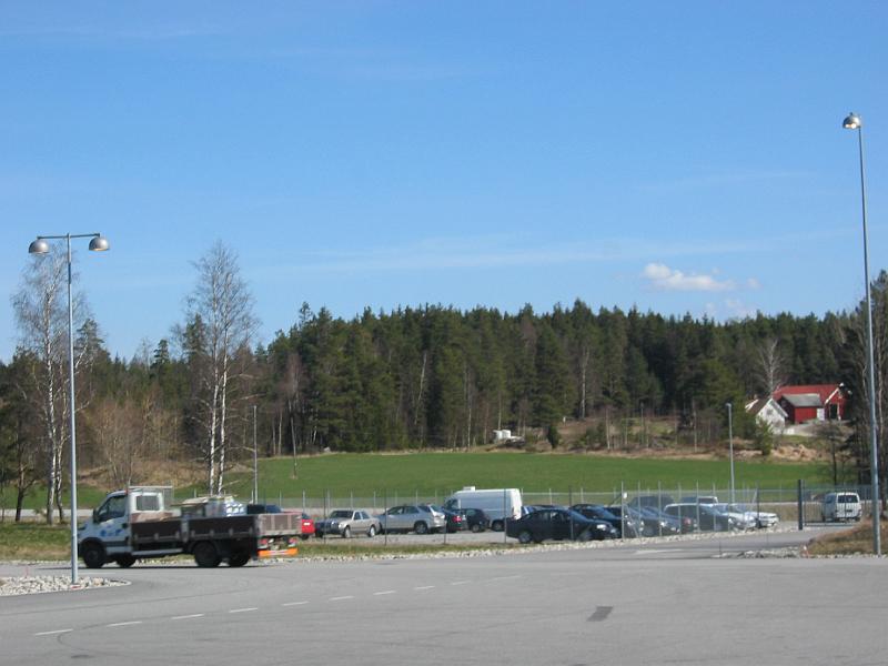 1 april 2008 233.jpg - Här är parkeringen med beslagtagna bilar...